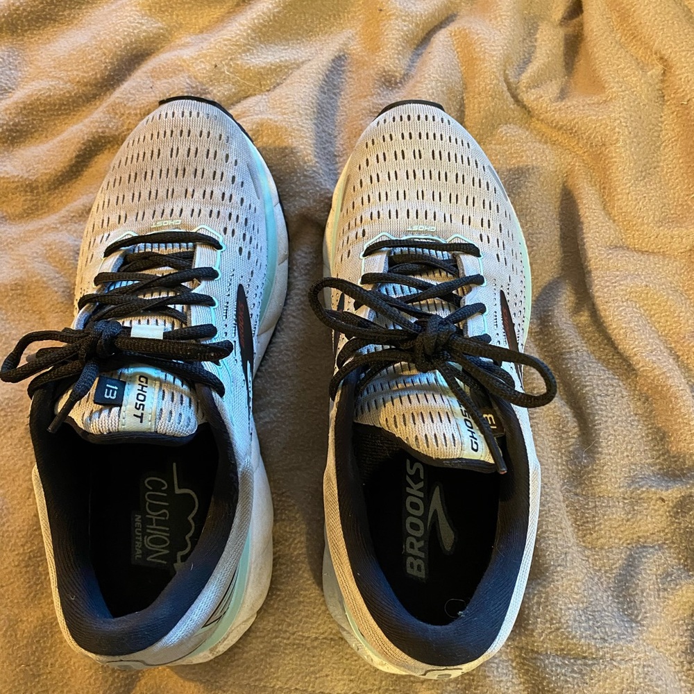 Tennis shoes